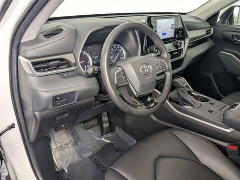 Certified 2021 Toyota Highlander XLE image 11