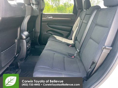 Used 2019 Jeep Grand Cherokee Laredo AWD/4WD image 25