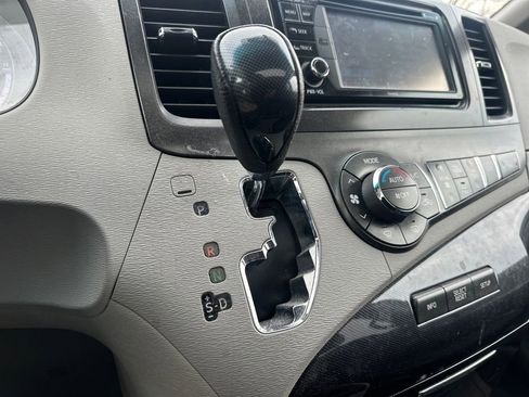 Used 2013 Toyota Sienna SE image 15