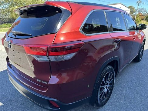 Used 2017 Toyota Highlander SE image 4