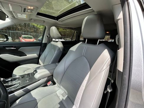 Used 2022 Toyota Highlander XLE image 9
