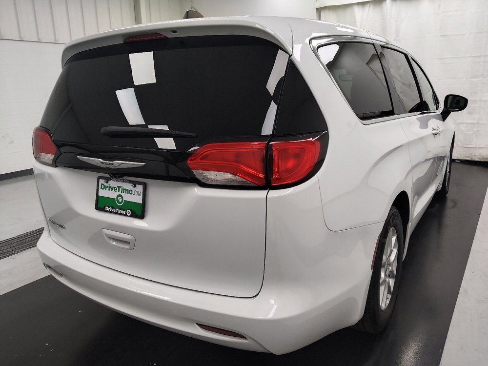 Used 2023 Chrysler Voyager LX FWD image 9