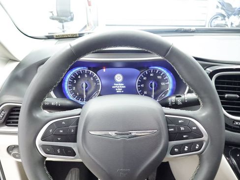 Certified 2024 Chrysler Pacifica Touring-L FWD image 27