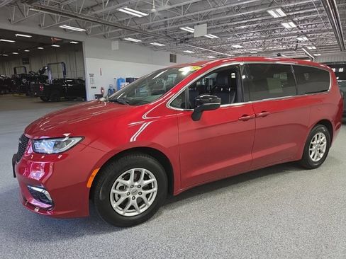 Used 2025 Chrysler Pacifica Select FWD image 3