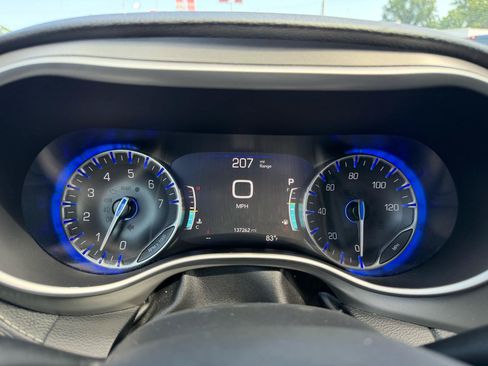 Used 2025 Chrysler Pacifica Select FWD image 19