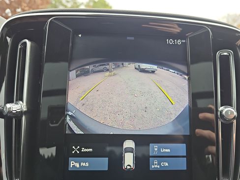 Used 2020 Volvo XC40 T5 Momentum image 24