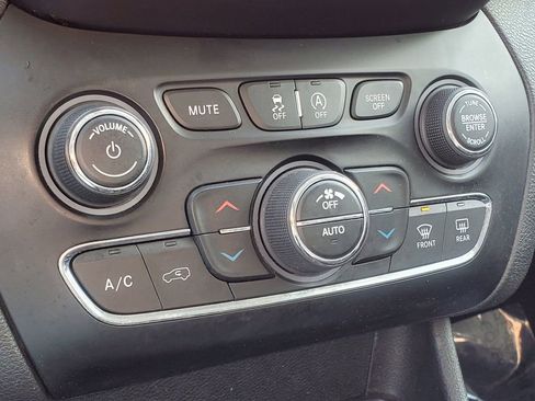 Used 2019 Jeep Cherokee Trailhawk w/ Comfort/Convenience Group image 30