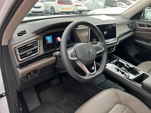 Used 2024 Volkswagen Atlas SEL AWD/4WD image 2