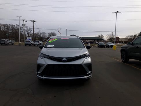Certified 2025 Toyota Sienna XSE image 5