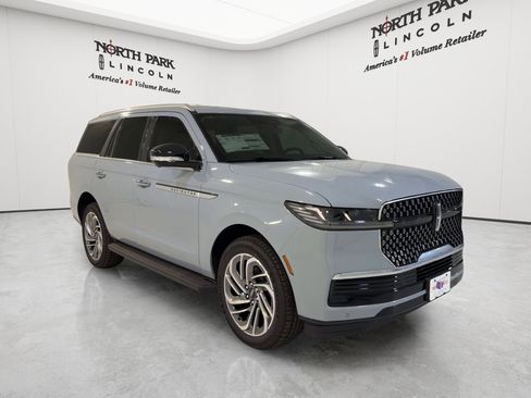 New 2026 Lincoln Navigator Premiere AWD/4WD image 3