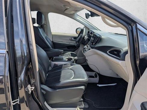 Used 2023 Chrysler Pacifica Touring-L FWD image 20