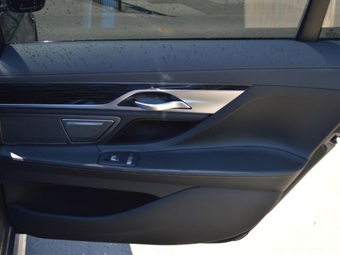 Used 2022 BMW 740i w/ M Sport Package image 30