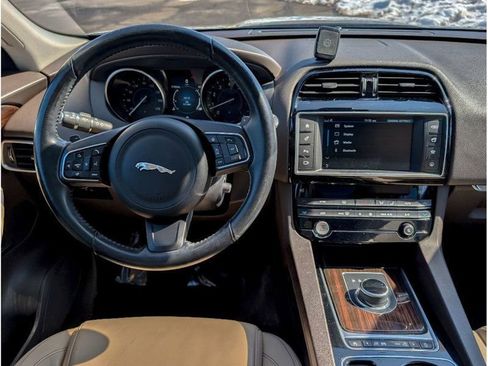 Used 2017 Jaguar F-PACE Prestige image 24