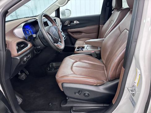 Used 2017 Chrysler Pacifica Limited w/ UConnect Theater Package FWD image 42