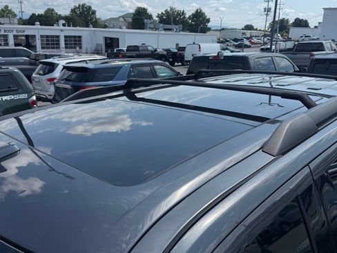 Used 2018 Ford Expedition XLT w/ Equipment Group 202A AWD/4WD image 8