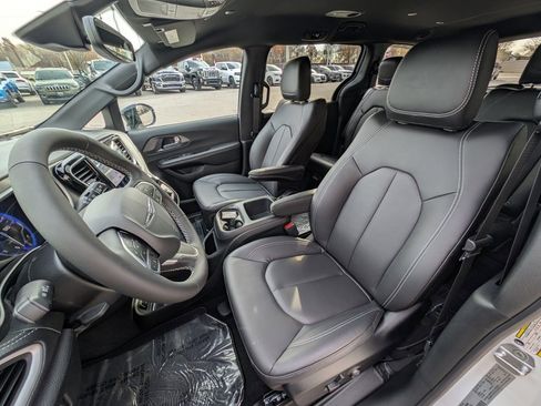 New 2026 Chrysler Pacifica Select image 13