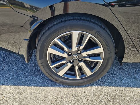 Used 2022 Nissan Versa SV image 5