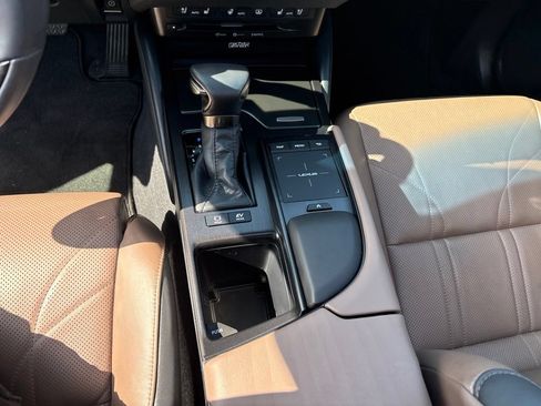 Used 2022 Lexus ES 300h Ultra Luxury w/ Accessory Package 2 FWD image 15