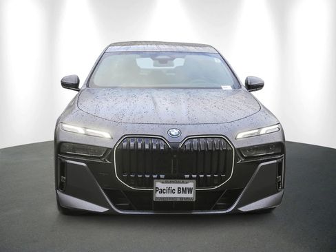 Used 2026 BMW 750e xDrive w/ Premium Package image 2
