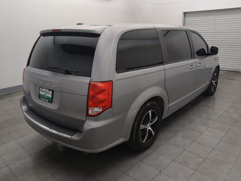 Used 2018 Dodge Grand Caravan SE w/ UConnect Hands-Free Group FWD image 9