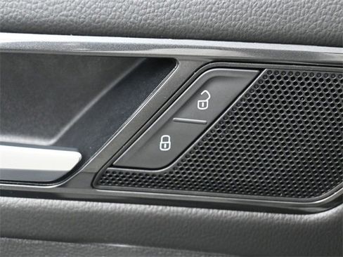 Used 2022 Volkswagen Tiguan SE R-Line image 14