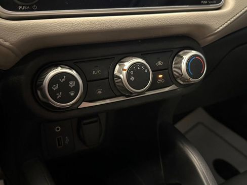 Used 2021 Nissan Versa SV image 13