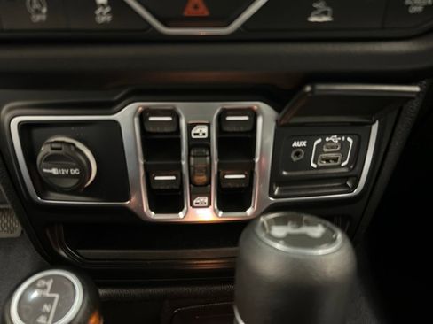 Used 2025 Jeep Wrangler Unlimited Sahara w/ Technology Group AWD/4WD image 24