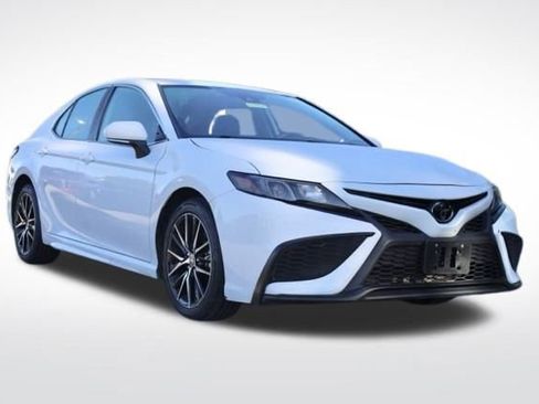 Used 2024 Toyota Camry SE image 1