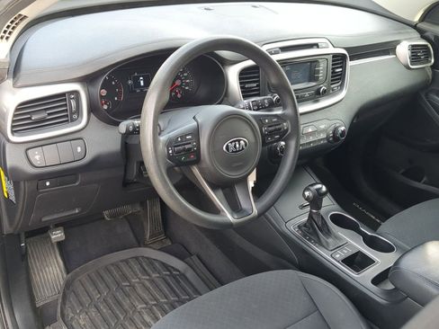 Used 2017 Kia Sorento LX image 11