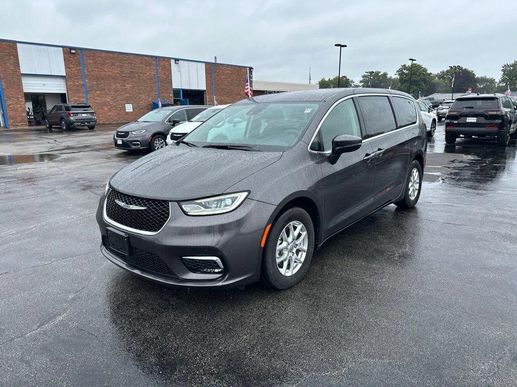 Used 2023 Chrysler Pacifica Touring-L FWD image 3