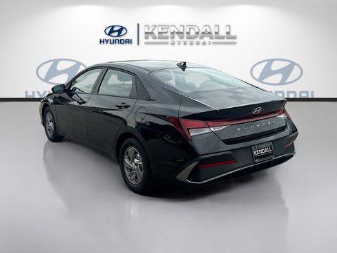 Used 2025 Hyundai Elantra SE FWD image 4