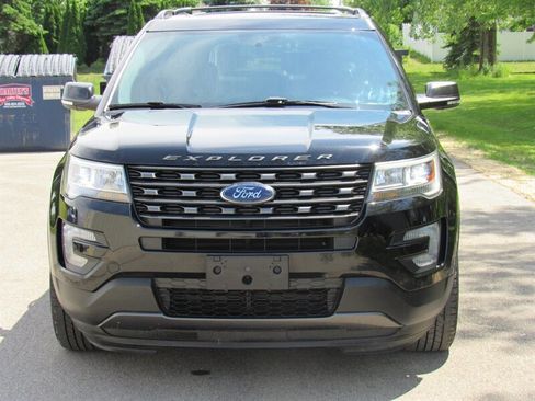 Used 2017 Ford Explorer XLT w/ XLT Technology Feature Bundle AWD/4WD image 4