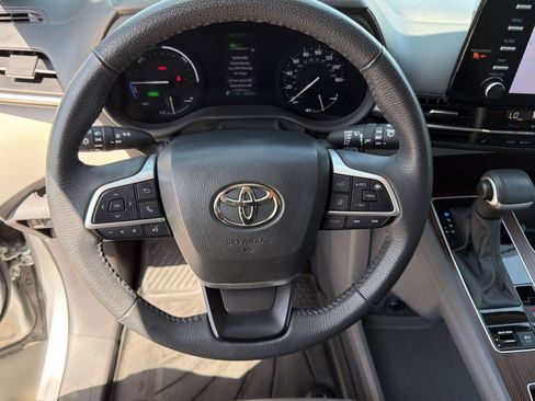 Used 2024 Toyota Sienna XLE FWD image 28
