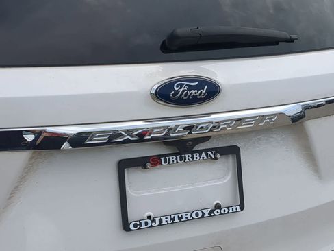 Used 2017 Ford Explorer XLT w/ XLT Technology Feature Bundle AWD/4WD image 13