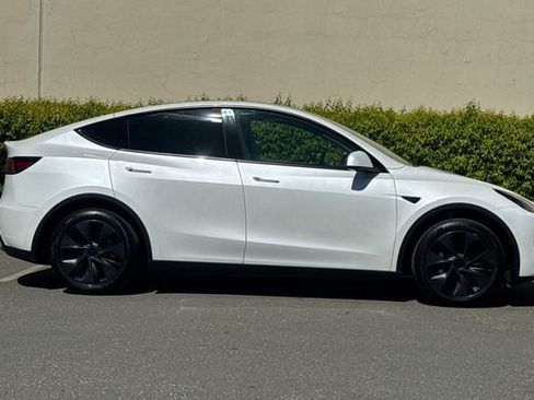 Used 2025 Tesla Model Y Long Range image 3