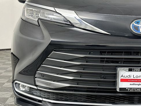 Used 2021 Toyota Sienna XLE w/ XLE Plus Package image 17