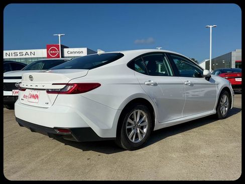 Used 2025 Toyota Camry LE FWD image 9