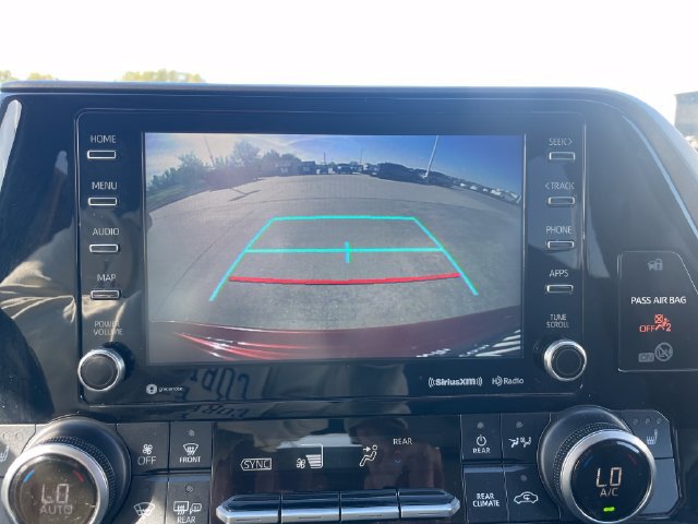 Used 2020 Toyota Highlander XLE AWD/4WD image 14