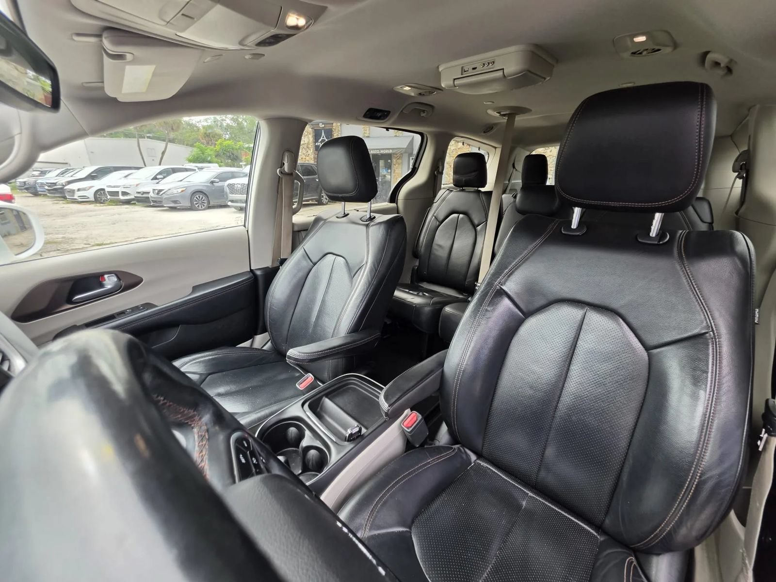 Used 2018 Chrysler Pacifica Touring-L w/ Advanced Safetytec Group FWD image 9