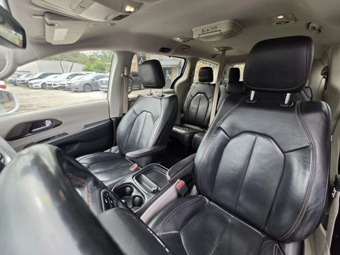 Used 2018 Chrysler Pacifica Touring-L w/ Advanced Safetytec Group FWD image 9