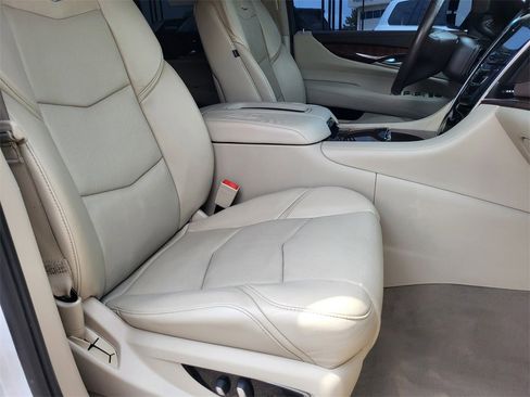 Used 2016 Cadillac Escalade Luxury image 22