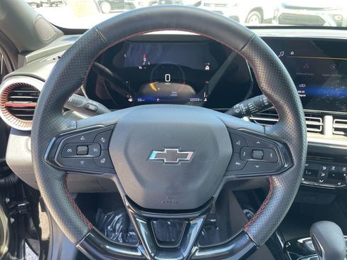 Used 2025 Chevrolet Trax RS FWD image 13