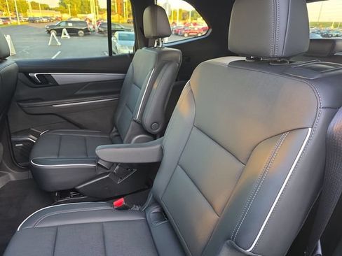 Certified 2025 Buick Enclave Preferred FWD image 27