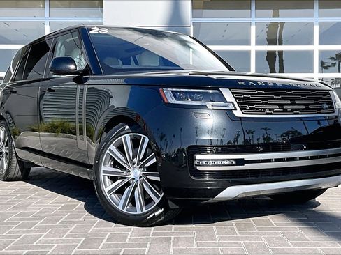 Used 2023 Land Rover Range Rover Long Wheelbase SE image 3