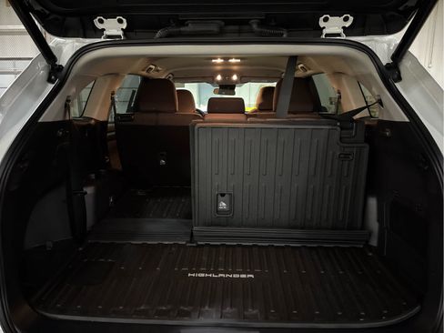 Used 2023 Toyota Highlander LE AWD/4WD image 7