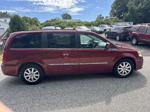 Used 2013 Chrysler Town & Country Touring FWD image 9
