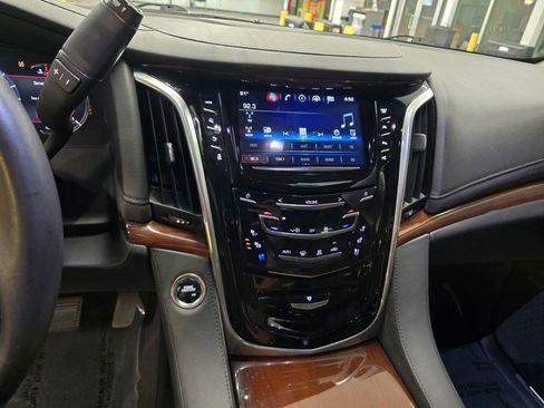 Used 2019 Cadillac Escalade Luxury AWD/4WD image 23