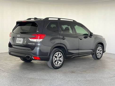 Used 2019 Subaru Forester Premium AWD/4WD image 3