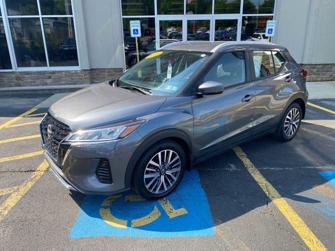 Used 2022 Nissan Kicks SV FWD image 2