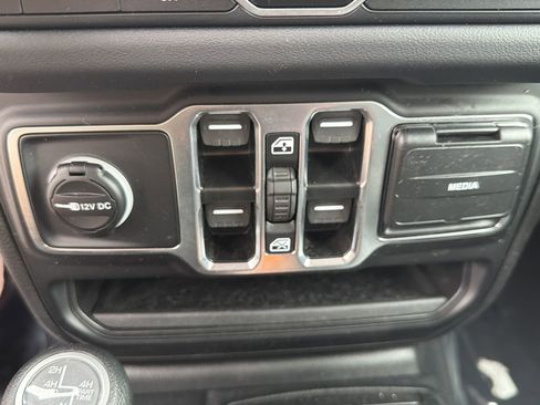Used 2025 Jeep Wrangler Unlimited Sahara AWD/4WD image 9
